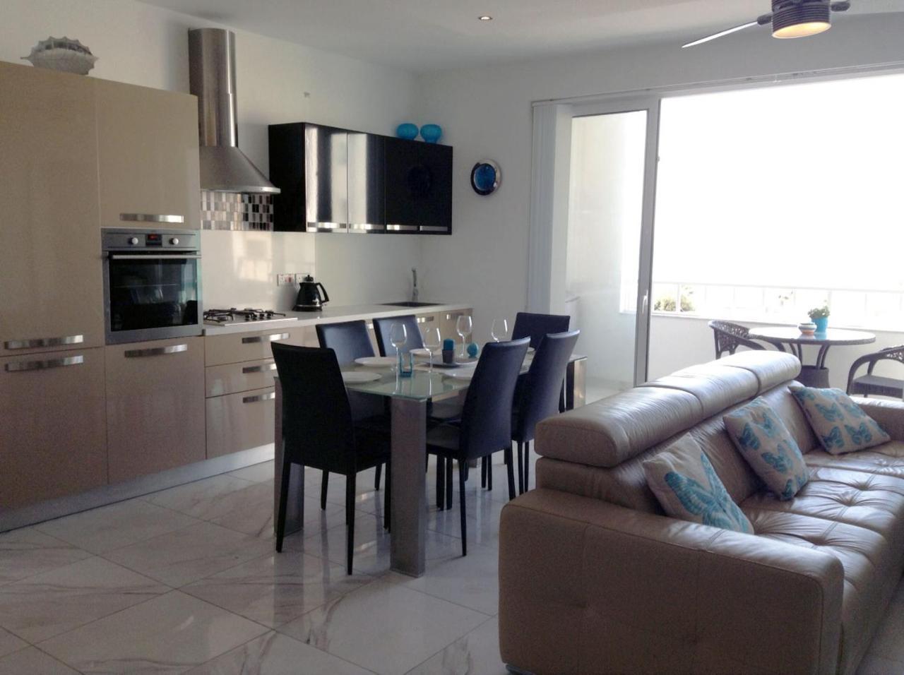 Seafront Apartment With Pool St. Paul's Bay Exterior photo