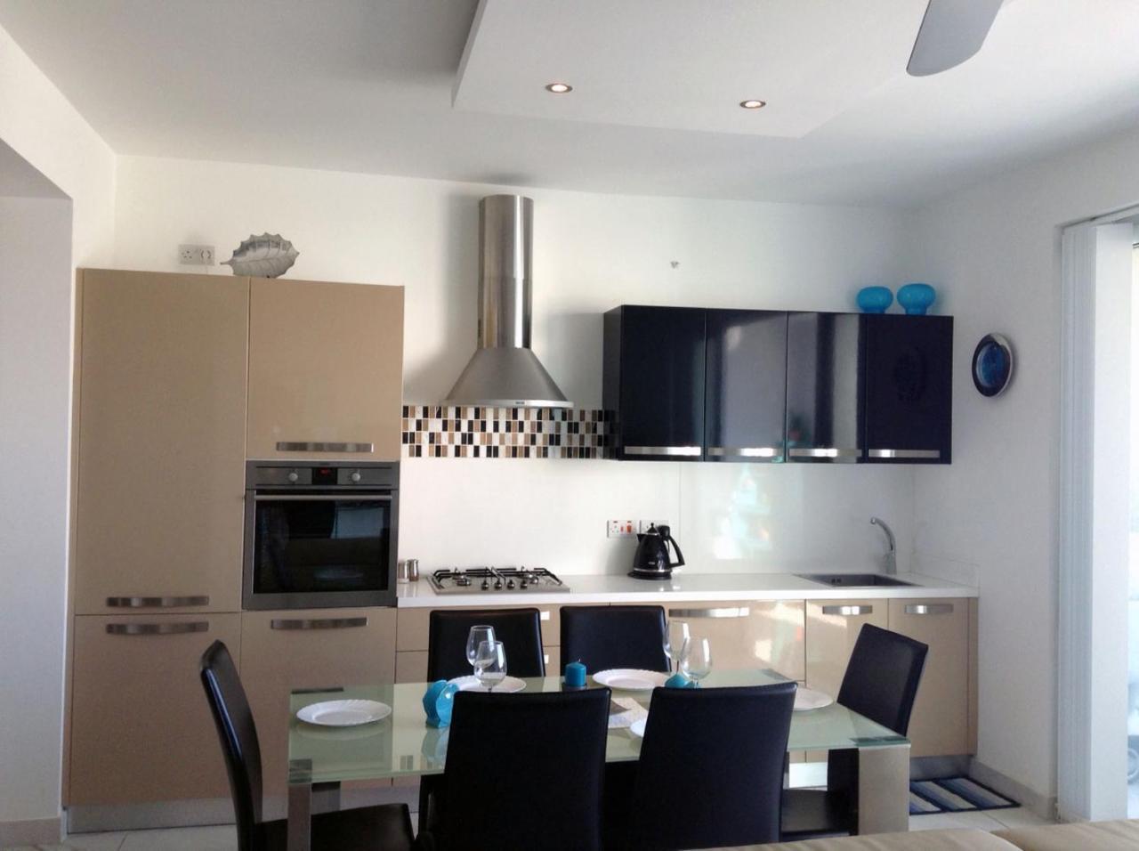 Seafront Apartment With Pool St. Paul's Bay Exterior photo