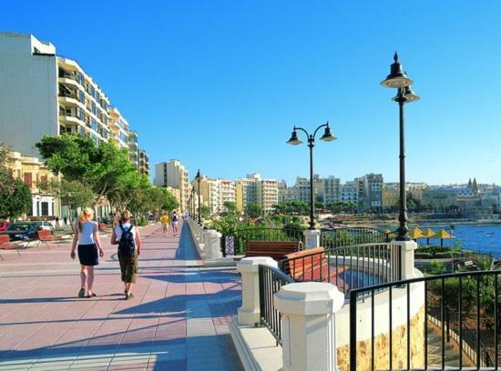 Seafront Apartment With Pool St. Paul's Bay Exterior photo
