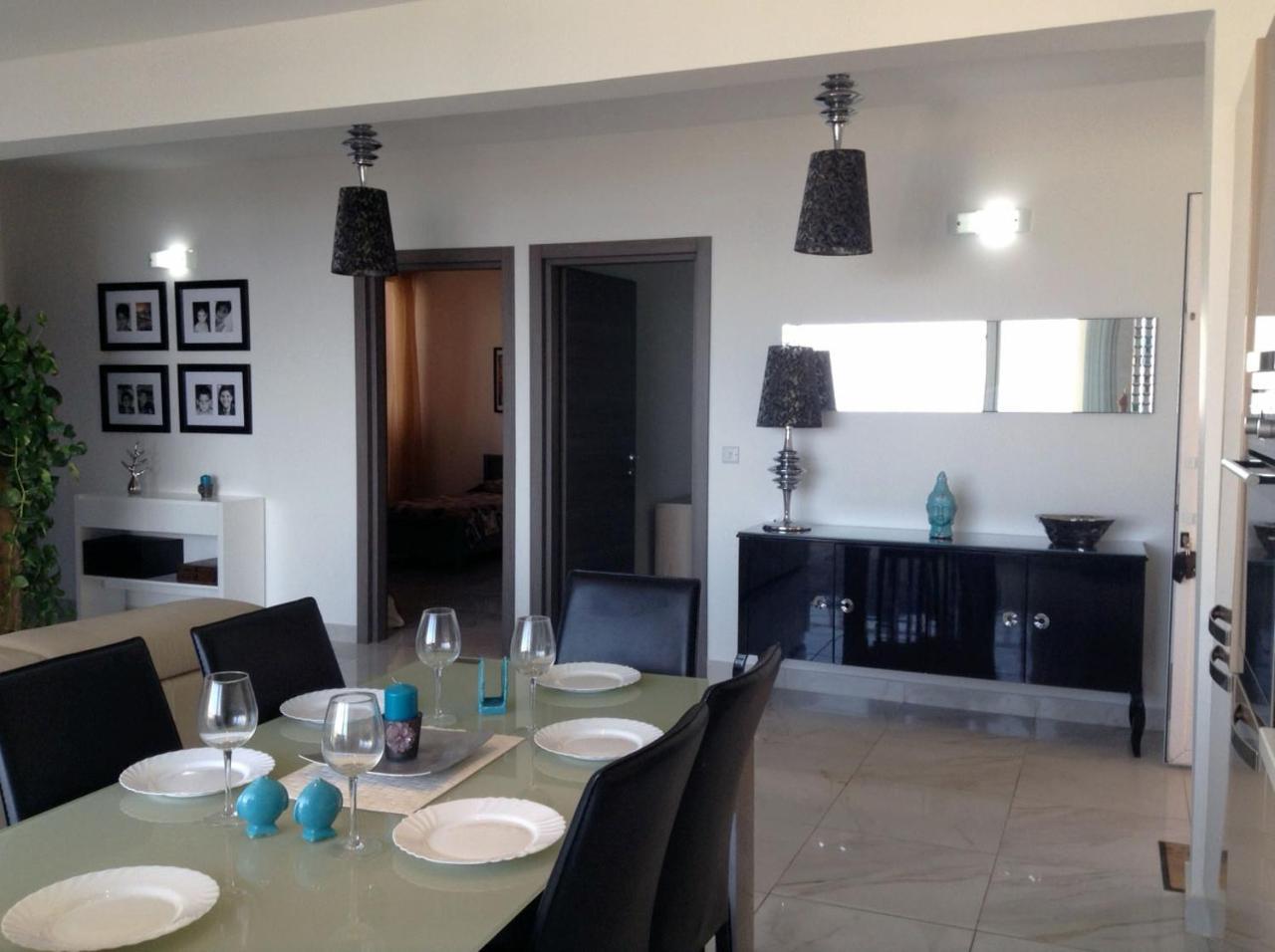 Seafront Apartment With Pool St. Paul's Bay Exterior photo