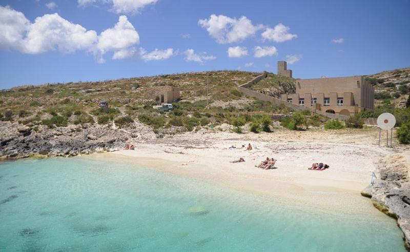 Seafront Apartment With Pool St. Paul's Bay Exterior photo