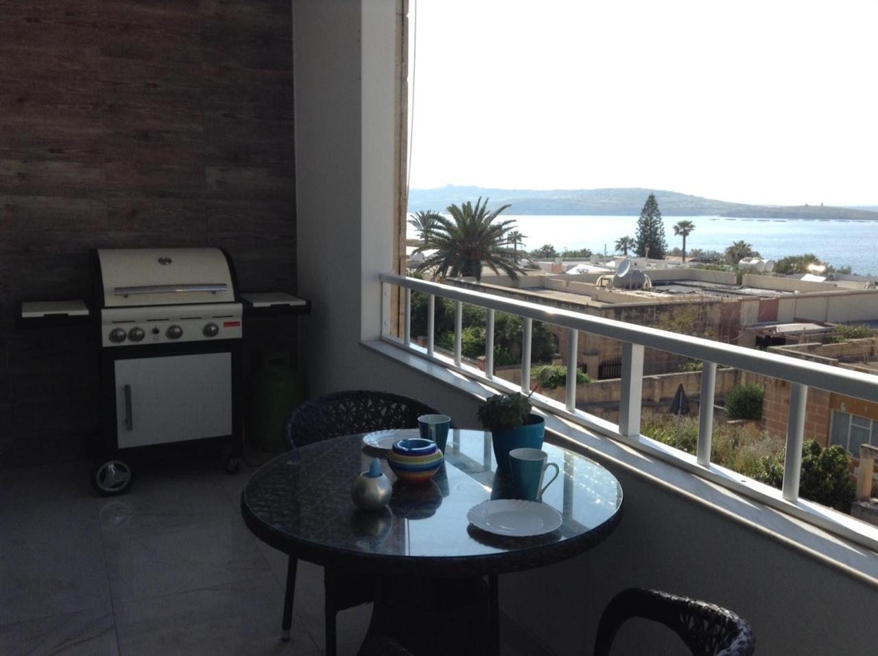 Seafront Apartment With Pool St. Paul's Bay Exterior photo